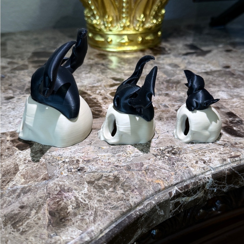 HALLOWEEN DECOR | Gothic Skull Decor Set in Black and Cream - Picture 4 of 6